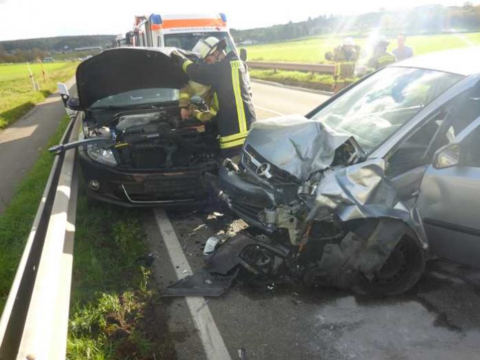 Einsatzkräfte klemmen die Fahrzeugbatterie ab