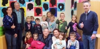 Erzieherin, Gordana Weisser, Vorstandsvorsitzender der Stiftung, Bernd Jung, 1. Beigeordneter, Dr. Frank K. Peter, stellvertretende Leitung Kindertagesstätte, Andrea Iversen, Geschäftsführer Stiftung, Harald Stark. (Foto: Bernd-Jung-Stiftung)