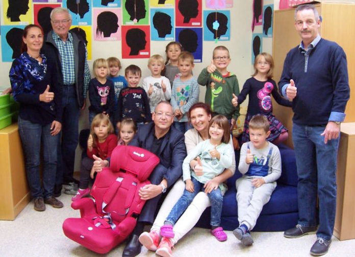 Erzieherin, Gordana Weisser, Vorstandsvorsitzender der Stiftung, Bernd Jung, 1. Beigeordneter, Dr. Frank K. Peter, stellvertretende Leitung Kindertagesstätte, Andrea Iversen, Geschäftsführer Stiftung, Harald Stark. (Foto: Bernd-Jung-Stiftung)