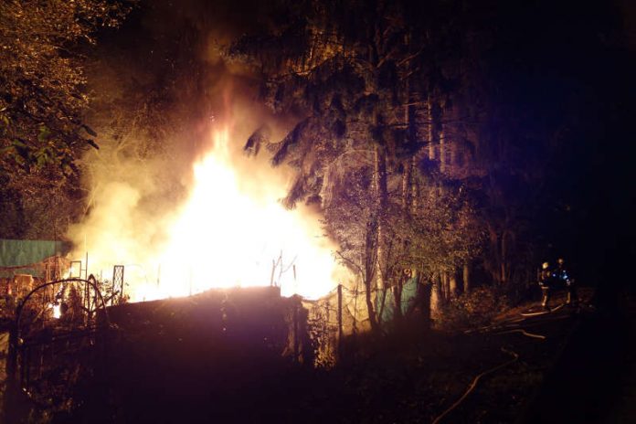 Brennende Hütte (Foto: Feuerwehr Wiesbaden)