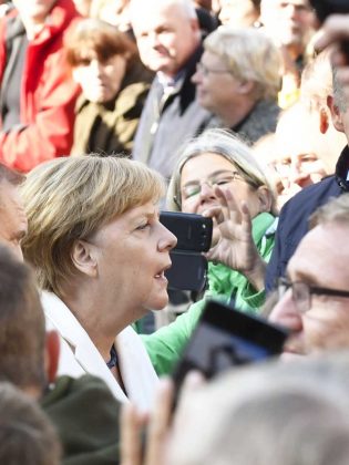 Bundeskanzlerin Angela Merkel beim Bad in der Menge (Foto: Helmut Dell)