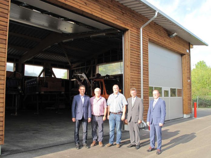 Große Freude über eine neue Fahrzeughalle auf dem Gelände der Straßenmeisterei Mosbach bei  (v. l.) Fachdienstleiter Harald Steinbach, dem Leiter der Straßenmeisterei Bernhard Aumüller und seinem Stellvertreter Erhard Saffrich, Landrat Dr. Achim Brötel und Kreiskämmerer Michael Schork. (Foto: Landratsamt Neckar-Odenwald-Kreis)