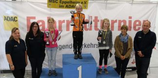 die Siegerinnen der Gruppe I Mädchen: 1. Platz Johanna Ziegler (RSG Mannheim), 2. Platz Paula Kullus (Bad Herrenalb), 3. Platz Amelie Marielle Bernhard (MSC Eppelheim). Die Siegerinnen werden umrahmt vom Team des ADAC Nordbaden e.V. und der stellvertretenden Bürgermeisterin der Stadt Eppelheim, Renate Schmidt (2.v.rechts). (Foto: ADAC Nordbaden e.V.)