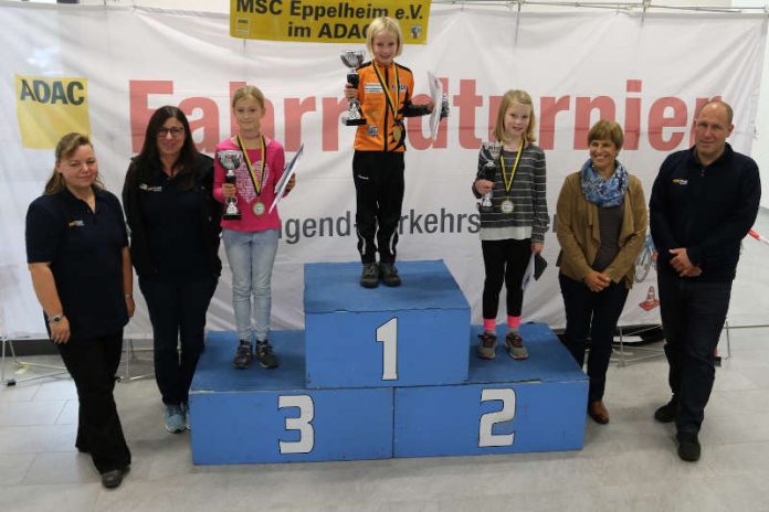 die Siegerinnen der Gruppe I Mädchen: 1. Platz Johanna Ziegler (RSG Mannheim), 2. Platz Paula Kullus (Bad Herrenalb), 3. Platz Amelie Marielle Bernhard (MSC Eppelheim). Die Siegerinnen werden umrahmt vom Team des ADAC Nordbaden e.V. und der stellvertretenden Bürgermeisterin der Stadt Eppelheim, Renate Schmidt (2.v.rechts). (Foto: ADAC Nordbaden e.V.)