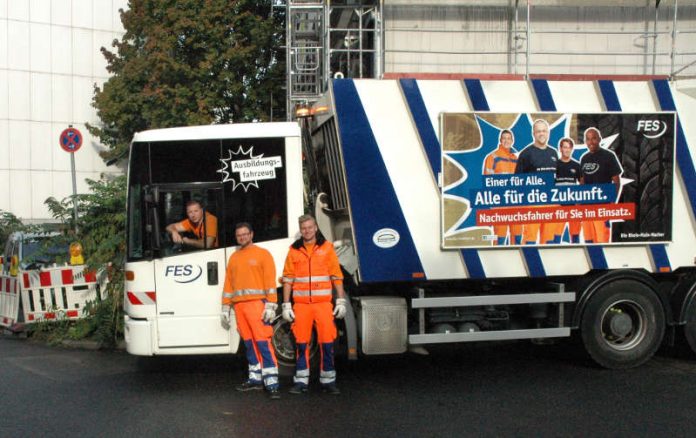 Neues Ausbildungsfahrzeug der FES für die Müllentsorgung (Foto: FES) Neues Ausbildungsfahrzeug der FES für die Müllentsorgung (Foto: FES)