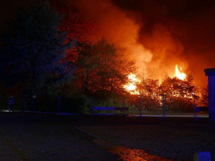 Das Vereinsheim des Kleingartenvereins Lichtwiese im Vollbrand (Foto: Feuerwehr Darmstadt)