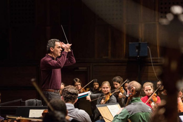 Vassilis Christopoulos mit dem HfMDK-Hochschulorchester (Foto: Andreas Reeg)