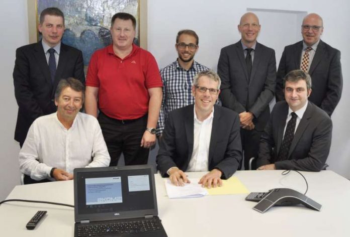 v.l.: 1. Reihe (vorne) Gert Lefèvre (Kreisverwaltung, Projektleiter E-Government), Landrat Christian Engelhardt und Sebastian Heise (ekom 21). v.l.: 2. Reihe (hinten) Lars Knickmann (T-Systems), Thomas Wieland (Kreisverwaltung Abteilungsleiter für Moderne Verwaltung, E-Government und IT), Florian Ernst (Kreisverwaltung, Projektleiter Cybersicherheit), Bastian Schäfer (ekom 21) und Ralf Stasunik (T-Systems). (Foto: Kreis Bergstraße) v.l.: 1. Reihe (vorne) Gert Lefèvre (Kreisverwaltung, Projektleiter E-Government), Landrat Christian Engelhardt und Sebastian Heise (ekom 21). v.l.: 2. Reihe (hinten) Lars Knickmann (T-Systems), Thomas Wieland (Kreisverwaltung Abteilungsleiter für Moderne Verwaltung, E-Government und IT), Florian Ernst (Kreisverwaltung, Projektleiter Cybersicherheit), Bastian Schäfer (ekom 21) und Ralf Stasunik (T-Systems). (Foto: Kreis Bergstraße)