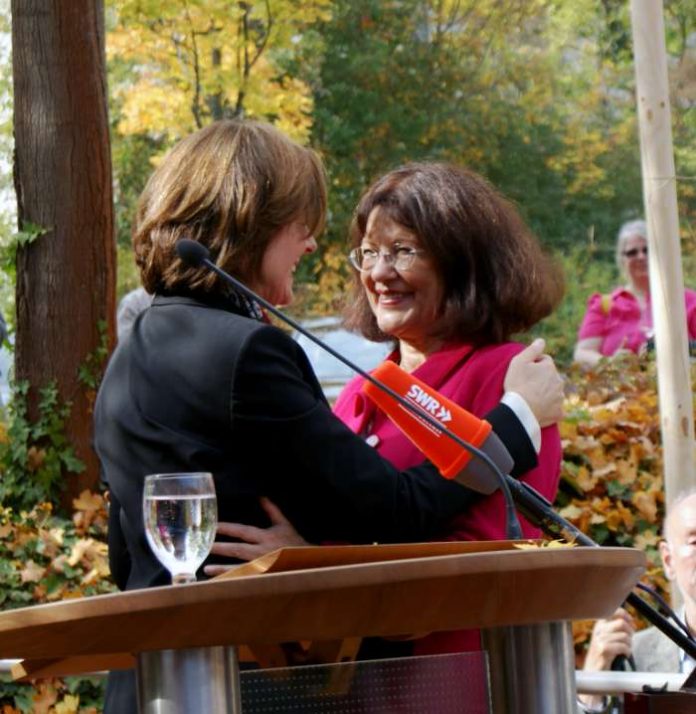 Ministerpräsidentin Malu Dreyer hielt die Abschiedsrede für Theresia Riedmaier. (Foto: Kreisverwaltung Südliche Weinstraße) Ministerpräsidentin Malu Dreyer hielt die Abschiedsrede für Theresia Riedmaier. (Foto: Kreisverwaltung Südliche Weinstraße)