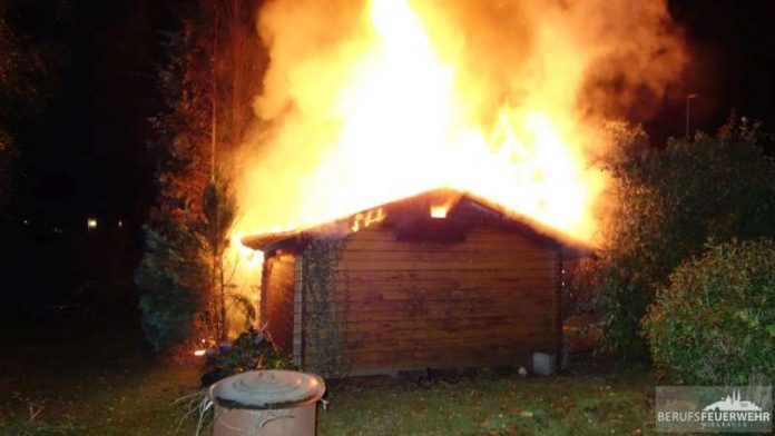Die Hütte stand in Vollbrand (Foto: Feuerwehr Wiesbaden) Die Hütte stand in Vollbrand (Foto: Feuerwehr Wiesbaden)