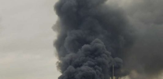 Die gewaltige Rauchwolke (Foto: Feuerwehr Mainz)