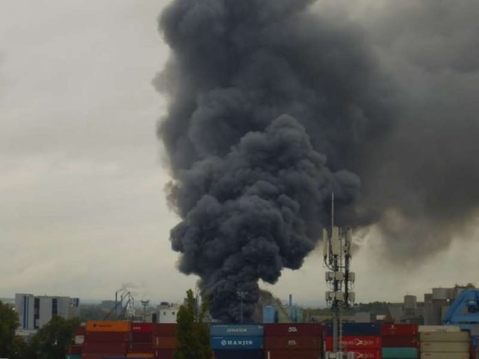 Die gewaltige Rauchwolke (Foto: Feuerwehr Mainz)