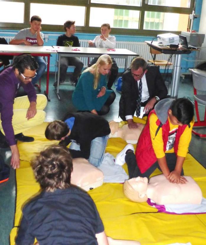 Ersthilfe am Dummy – wichtige Handgriffe, die im Ernstfall Leben retten. (Foto: Kreis Bergstraße)