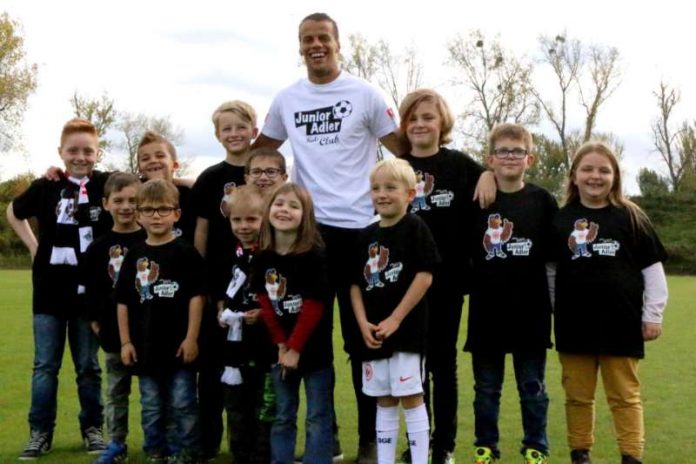 Timothy Chandler übernimmt die Schirmherrschaft für die kleinsten Eintracht-Anhänger. (Foto: Eintracht Frankfurt)