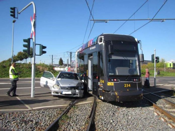 Der PKW kollidierte mit der Straßenbahn (Foto: Polizei RLP)