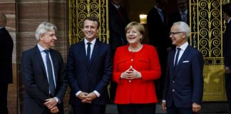 Bundeskanzlerin Angela Merkel, der französische Präsident Emmanuel Macron, Jürgen Boos, Director Frankfurter Buchmesse und Heinrich Riethmüller, Vorsteher des Börsenvereins des Deutschen Buchhandels vor der Festhalle. (Foto: Frankfurter Buchmesse / Marc Jacquemin)