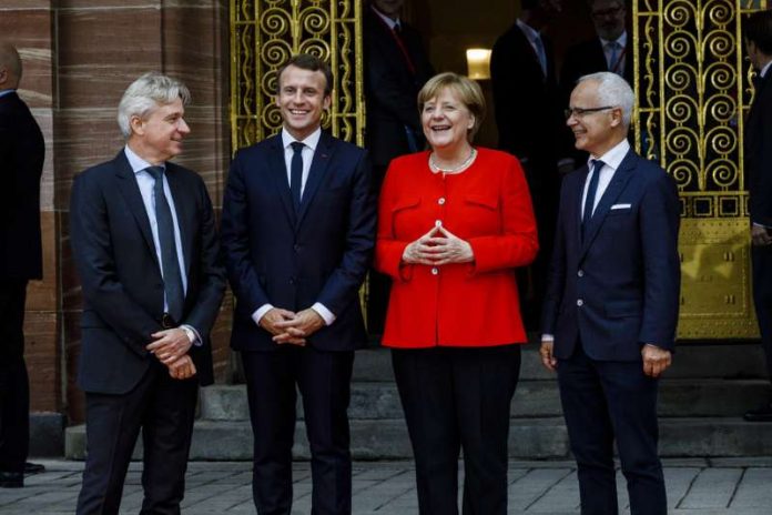 Bundeskanzlerin Angela Merkel, der französische Präsident Emmanuel Macron, Jürgen Boos, Director Frankfurter Buchmesse und Heinrich Riethmüller, Vorsteher des Börsenvereins des Deutschen Buchhandels vor der Festhalle. (Foto: Frankfurter Buchmesse / Marc Jacquemin)