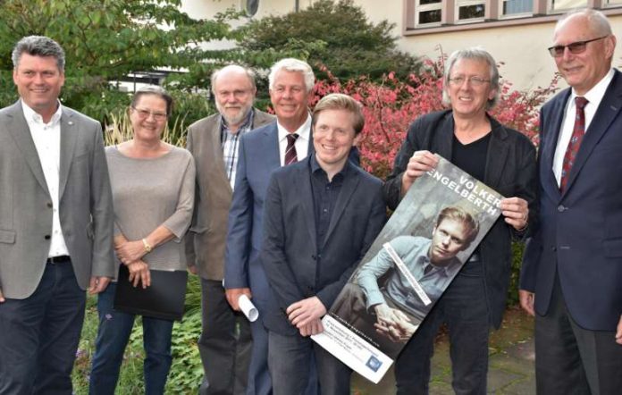 v.l.: Dr. Andreas Schreiber (Rotary Club Worms-Nibelungen), Barbara Sippl (Kasinogesellschaft Worms), Kulturkoordinator Volker Gallé, Oberbürgermeister Michael Kissel, der Wormser Jazzpreisträger Volker Engelberth, Volker Wengert (Vorsitzender der Jazzinitiative BlueNite e.V.) sowie Helmut Sippl (Kasinogesellschaft Worms). (Foto: Stadtverwaltung Worms)