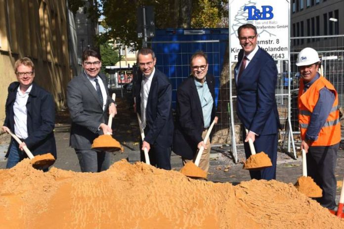 Bundestagsabgeordneter Dr. Thomas Gebhart, Oberbürgermeister Thomas Hirsch, Bürgermeister Dr. Maximilian Ingenthron, Landtagsabgeordneter Wolfgang Schwarz, Alexander Schweitzer, Fraktionsvorsitzender der SPD im rheinland-pfälzischen Landtag, und Ibrahim Tas, einer der Eigentümer der Baufirma Tas&Balci (v.l.n.r.), beim Spatenstich zur Umgestaltung der Ostbahnstraße im Abschnitt zwischen Weißquartierstraße und Quartier Chopin. (Foto: Stadt Landau in der Pfalz)