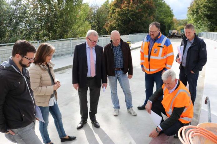 Bernhard Knoop (r.) und Landrat Ernst Walter Görisch (3.v.l.) informierten vor Ort über die Sanierungsarbeiten am Brückenbauwerk zwischen Dintesheim und Eppelsheim. (Foto: Simone Stier)