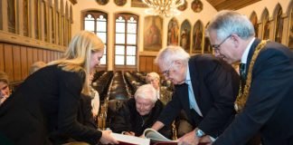 Ilse Passet unterschreibt bei der Eintragung der Wilhelm und Ilse Passet-Stiftung in das Goldene Buch der Stiftungen (Foto: Salome Roessler)