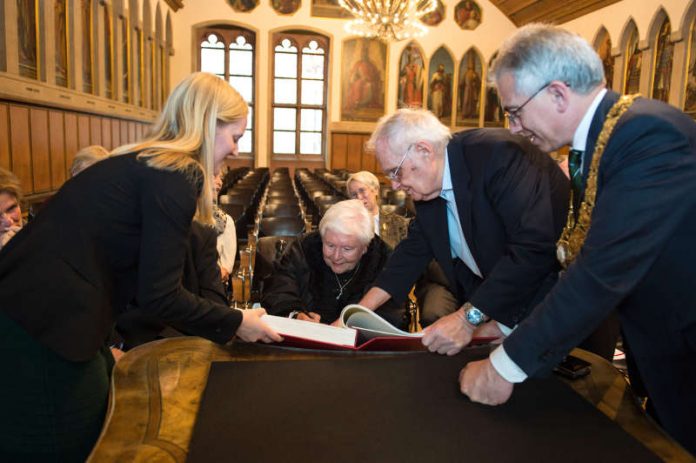 Ilse Passet unterschreibt bei der Eintragung der Wilhelm und Ilse Passet-Stiftung in das Goldene Buch der Stiftungen (Foto: Salome Roessler)