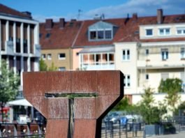 Die Skulptur „Daimon IV – Großer Kopf“ des Bildhauers David D. Lauer, die in der Vergangenheit bereits in der Bachgasse zu sehen war, soll künftig den Landauer Untertorplatz künstlerisch aufwerten. (Foto: Uwe Reifenstahl)