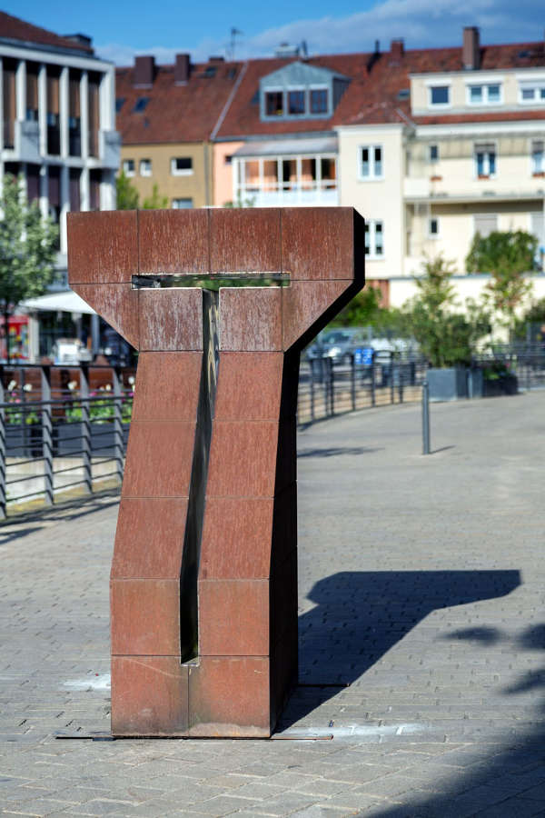 Die Skulptur „Daimon IV – Großer Kopf“ des Bildhauers David D. Lauer, die in der Vergangenheit bereits in der Bachgasse zu sehen war, soll künftig den Landauer Untertorplatz künstlerisch aufwerten. (Foto: Uwe Reifenstahl)