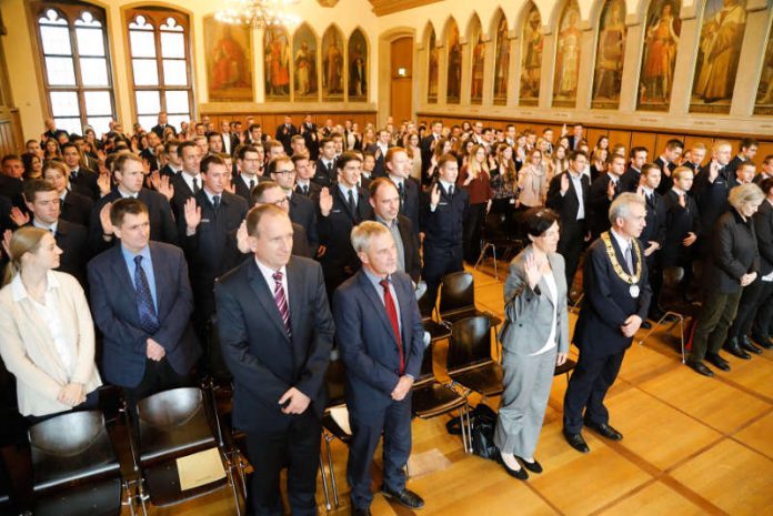 Vereidigung von neuen Beamtinnen und Beamten - Blick in den Kaisersaal (Foto: Stadt Frankfurt / Maik Reuss) Vereidigung von neuen Beamtinnen und Beamten - Blick in den Kaisersaal (Foto: Stadt Frankfurt / Maik Reuss)