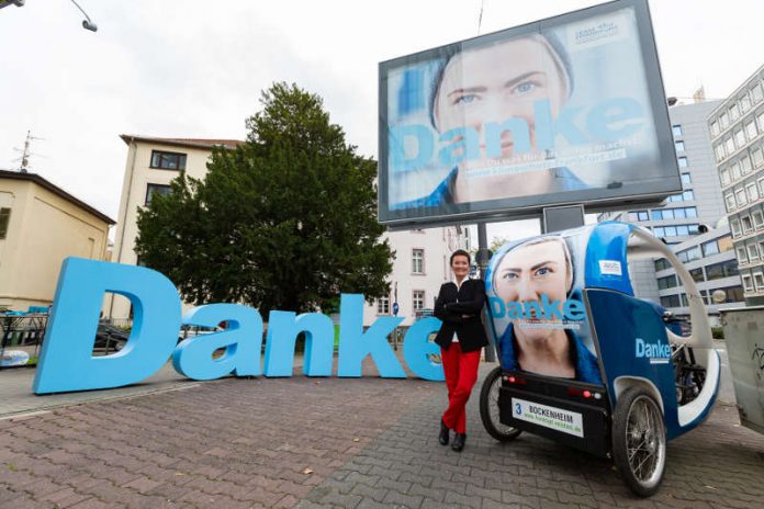 Rosemarie Heilig steht anlässlich der Klimaschutzkampagne 'Danke, dass du was für das Klima machst' neben einem übergroßen 'Danke' (Foto: Holger Menzel)