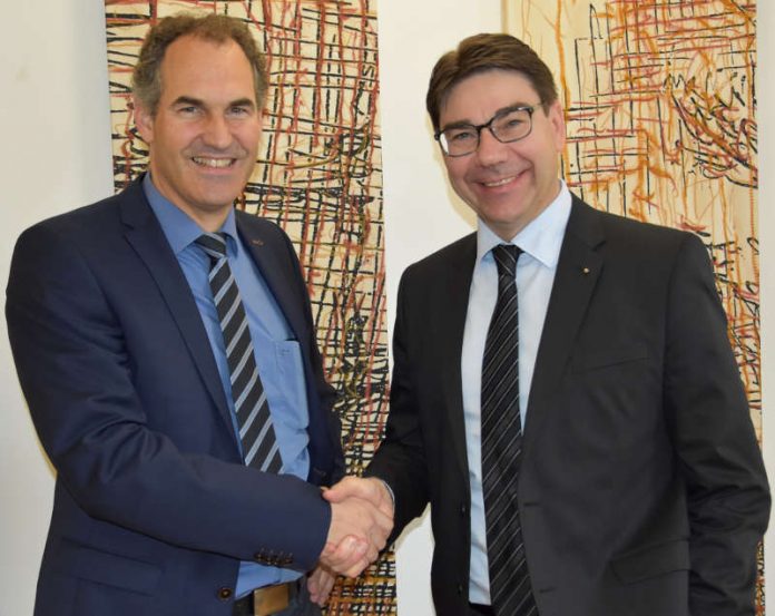 Setzen auf eine gute interkommunale Zusammenarbeit: Der neue Landrat des Landkreises Südliche Weinstraße, Dietmar Seefeldt (l.), und Landaus Oberbürgermeister Thomas Hirsch. (Foto: Stadt Landau in der Pfalz)