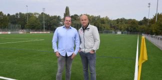 NLZ-Leiter Volker Kersting (links) und Sportvorstand Rouven Schröder auf dem neuen Kunstrasen (Foto: Mainz 05)