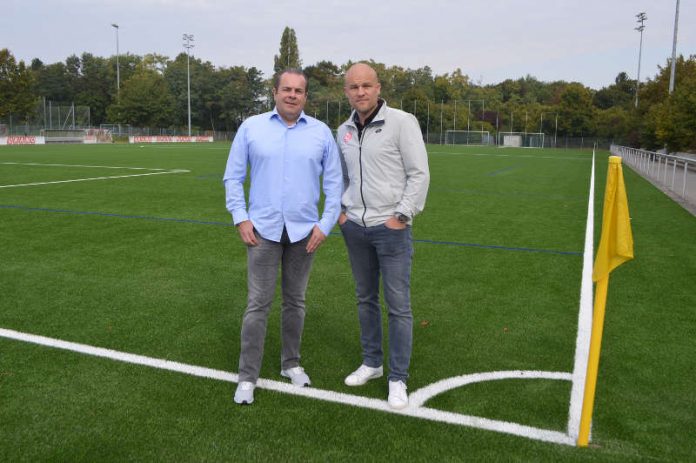 NLZ-Leiter Volker Kersting (links) und Sportvorstand Rouven Schröder auf dem neuen Kunstrasen (Foto: Mainz 05)