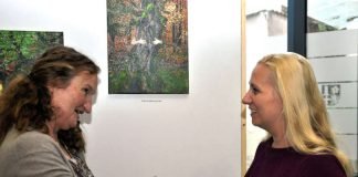 Die aus Lindenfels stammende Künstlerin Inge Michl (links im Bild mit der Ersten Kreisbeigeordneten Diana Stolz) stellt derzeit einige ihrer Werke im Foyer des Landratsamts aus (Foto: Kreis Bergstraße)