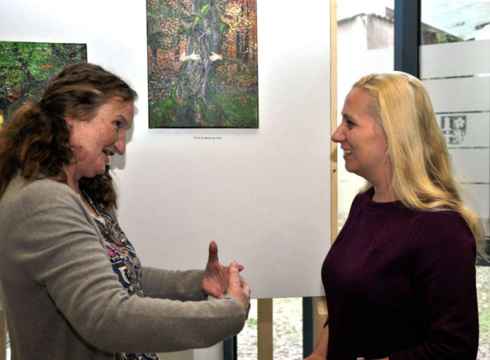 Die aus Lindenfels stammende Künstlerin Inge Michl (links im Bild mit der Ersten Kreisbeigeordneten Diana Stolz) stellt derzeit einige ihrer Werke im Foyer des Landratsamts aus (Foto: Kreis Bergstraße)