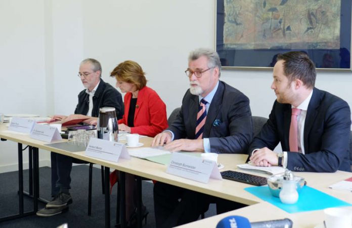 v.l.: Stefan Thum, Dr. Elisabeth Volk, Justizminister Herbert Mertin und Christoph Burmeister (Foto: Ministerium)