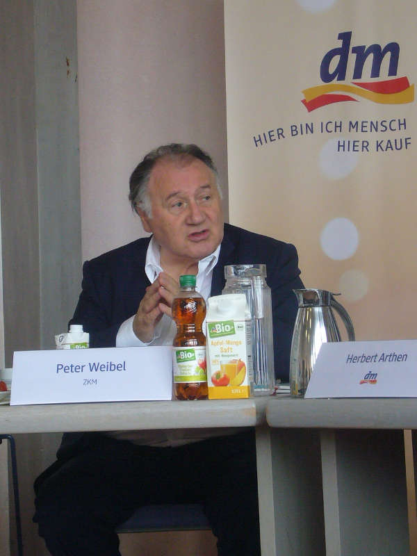 ZKM-Leiter Peter Weibel in der dm-Zentrale in Karlsruhe (Foto: Hannes Blank)