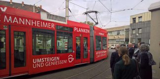 Plankenbahn verlässt erstmalig die Werkshalle (Foto: Stadt Mannheim)