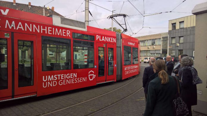 Plankenbahn verlässt erstmalig die Werkshalle (Foto: Stadt Mannheim)