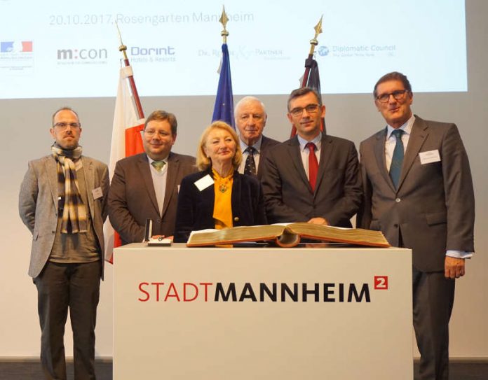 Polnischer Botschafter zu Gast in Mannheim - Eintrag ins Goldene Buch der Stadt (Foto: Stadt Mannheim)