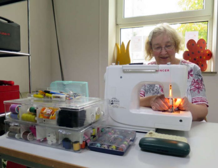 Bernadette Defaux und ihre Nähmaschine warten auf Kunden. (Foto: Stadtverwaltung Neustadt) Bernadette Defaux und ihre Nähmaschine warten auf Kunden. (Foto: Stadtverwaltung Neustadt)