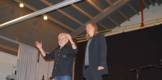 Harald Hurst und Volker Schäfer begeistern bei „RhEINSTKultur“ in der Festhalle in Neuburgweier ihr Publikum. (Foto: Stadt Rheinstetten)