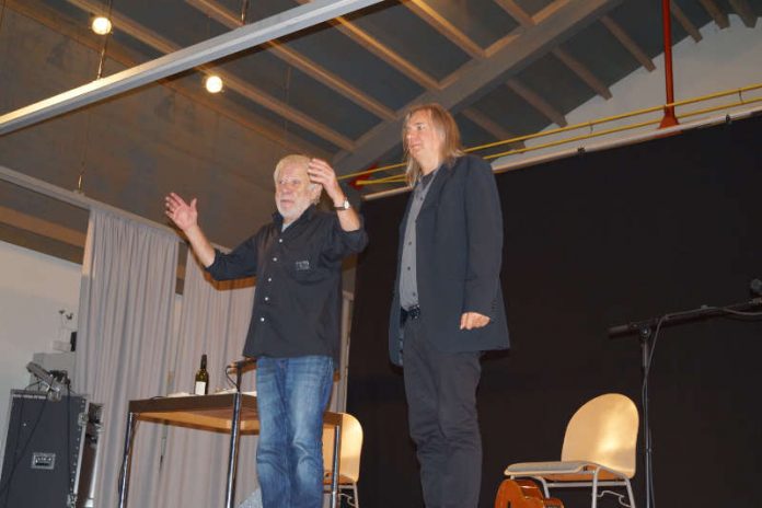 Harald Hurst und Volker Schäfer begeistern bei „RhEINSTKultur“ in der Festhalle in Neuburgweier ihr Publikum. (Foto: Stadt Rheinstetten)