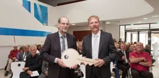 Erster Landesbeamter Joachim Bauer überreichte den Schlüssel an Oberstudiendirektor Oliver Wetzel (Foto: Landratsamt Rhein-Neckar-Kreis)