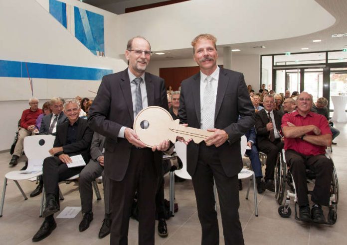 Erster Landesbeamter Joachim Bauer überreichte den Schlüssel an Oberstudiendirektor Oliver Wetzel (Foto: Landratsamt Rhein-Neckar-Kreis)