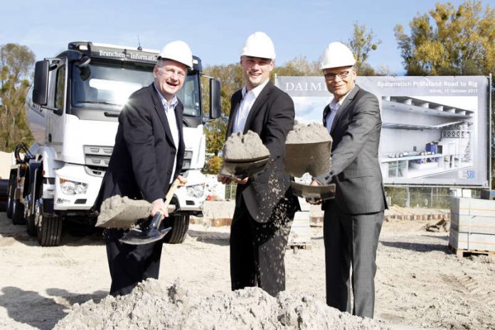 Gerald Jank, Leiter Mercedes-Benz Trucks Operations, Dr. Dennis Nitsche, Bürgermeister der Stadt Wörth am Rhein, und Prof. Dr. Uwe Baake, Leiter Produktentwicklung Mercedes-Benz Lkw, beim symbolischen Spatenstich für den hochmodernen Prüfstand im Mercedes-Benz Werk Wörth (von links nach rechts). (Foto: Daimler AG)