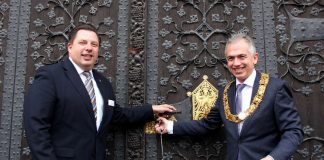 Stephan Siegler und Peter Feldmann an der Römerpforte (Foto: Stadt Frankfurt / Stefan Maurer)