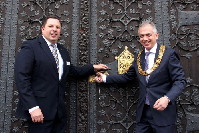 Stephan Siegler und Peter Feldmann an der Römerpforte (Foto: Stadt Frankfurt / Stefan Maurer)