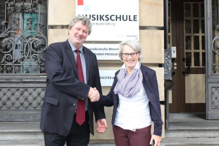 Bjoern Strangmann zusammen mit Bildungsdezernentin Dr. Ulrike Freundlieb (Foto: Stadt Mannheim)