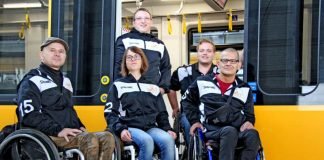 Auch Basketballer-Spieler der „Hot Wheelers“ nahmen an dem Mobilitätstraining von KVV und VBK teil und gaben ihrerseits wertvolle Anregungen für die Verbesserung der Barrierefreiheit in Bussen und Bahnen (Foto: KVV)